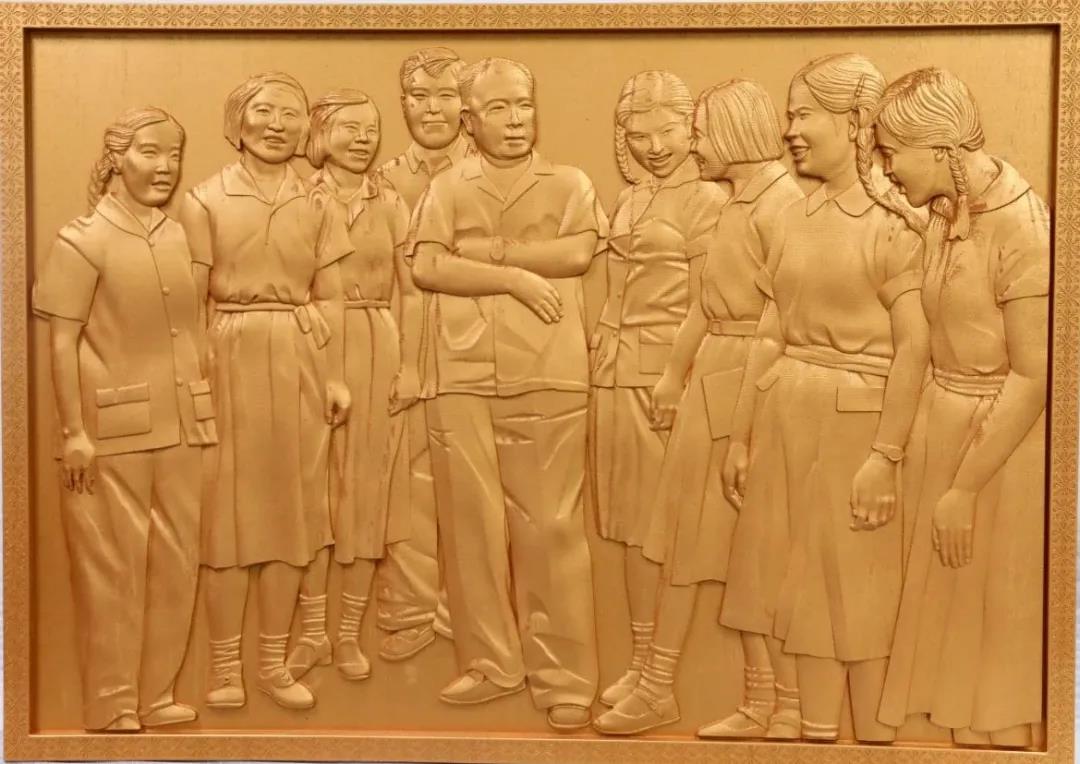 1630309323182753.jpg 木板刻《陳毅副總理來廠視察時與職工在一起》.jpg